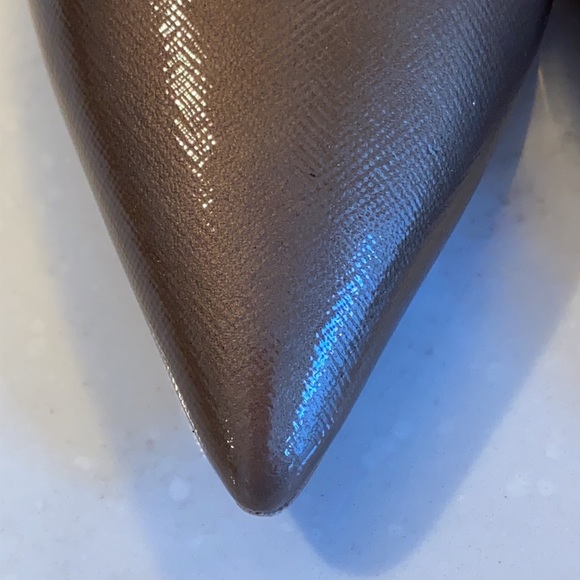 Giorgio Armani flats, in a beautiful golden taupe with a glassy patent finish. - Picture 6 of 12